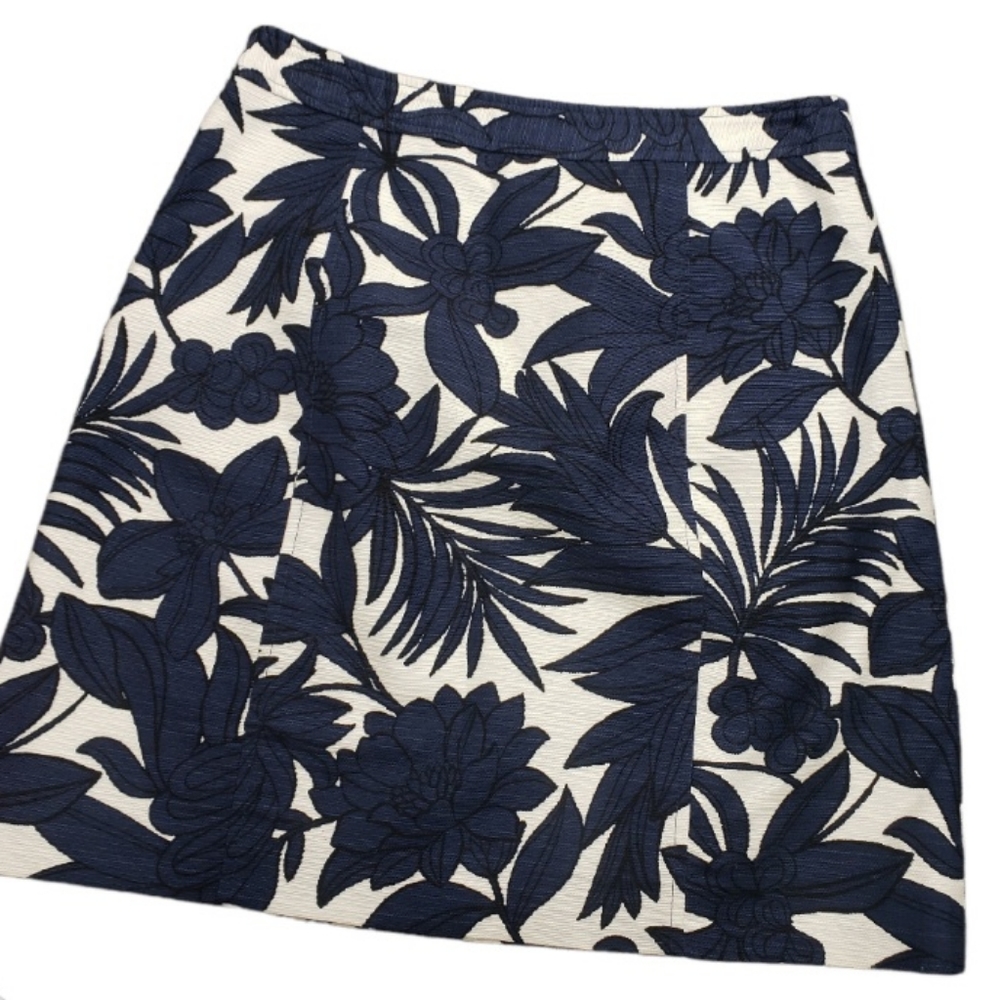 Ann Taylor women's size 2 Short Blue Black and White Floral Skirt